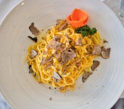 Spagety s houbami a matou