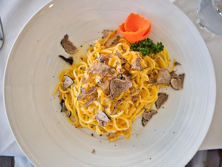 Spagety s houbami a matou