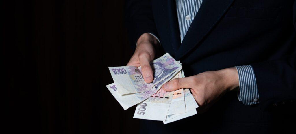 Zákon o lichvě definuje lichvu jako poskytování půjčky s úrokem vyšším, než je stanoveno zákonem.