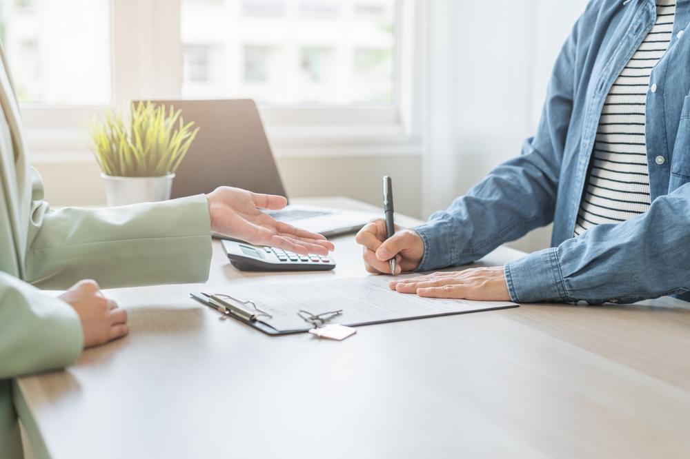 Úrokové sazby u těchto půjček jsou extrémně vysoké a smluvní podmínky netransparentní.