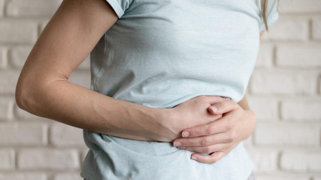 Příčiny bolesti slinivky mohou být různé, od zánětů až po metabolické poruchy či nádory.