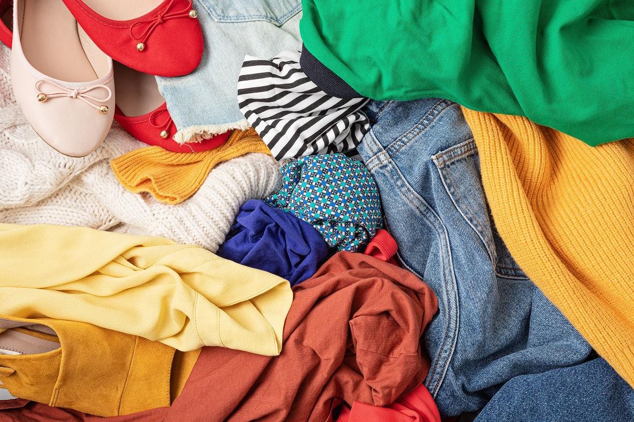 Shein patří mezi největší světové prodejce rychlé módy a láká zákazníky na extrémně nízké ceny.