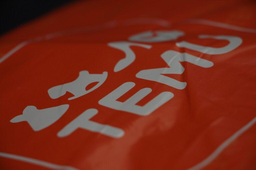 Zboží z Temu může být někdy na cestě dlouho, i několik týdnů. Je proto nutné počítat s prodlevami a nakupovat s dostatečným předstihem.